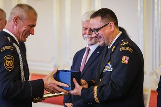 Hasič na Tachovsku vytáhl z kabiny řidiče kamionu, který uvázl na přejezdu. Pak běžel naproti vlaku - Novinky