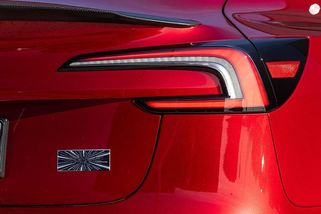 Auta letos povinně dostanou nová brzdová světla. Pokud je uvidíte, zbystřete!