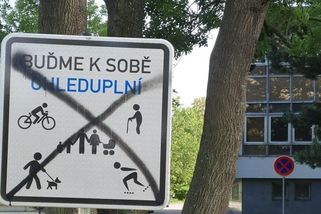 Na značce nabádající k ohleduplnosti se v Budějovicích vyřádil vandal - Novinky