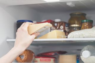 Jak uchovat sýr co nejdéle čerstvý: Pomůže papír, správná vlhkost i místo v lednici