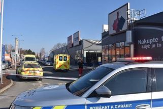 Co čeká mladistvého útočníka s nožem? Vazba se neliší od dospělých