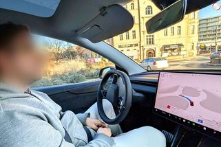 Samořízené vozy v ČR: Češi obelstili systém Tesly