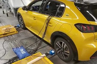 Elektromagnetické pole je v elektromobilech slabé. Jeho intenzitu však ovlivňuje i váš jízdní styl