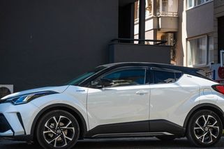 Toyota konečně vyrobila lidový elektromobil pro český trh. Dojezd 609 km