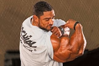 Největší bicepsy na světě znovu v akci. Roelly Winklaar je monstrum i s padesátkou na krku