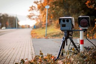 Bizár na německém „autobánu“: Pokutu za rychlou jízdu dostala spolujezdkyně. Kde udělala Kobra 11 chybu?