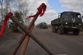 Z Běloruska míří domů dlouhá kolona ruské armády. Značí ji symbol „V“ - Novinky