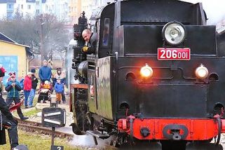 Vlna podpory pro úzkokolejku. Lidé se skládají na drahý stroj na opravu tratě