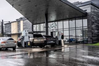 Babiš kritizuje ceny paliv. Jeho Pumpa však prodává dráž než řada jiných čerpacích stanic