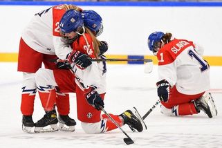 Zlomené a plačící Češky neskousávaly křivdu: Rozhodčí, to byla tragédie. A Finky hrály jako prasata - Sport.cz