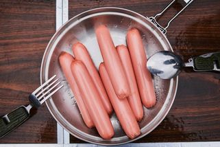 Většina Čechů neumí ohřát párky správně a připravují se tak o skvělou chuť - SnadnoBydlet.cz