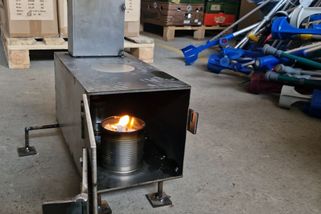 Z pražské dílny až do mrazivých zákopů: Češi vyrábějí vojákům teplo v plechovce - Novinky