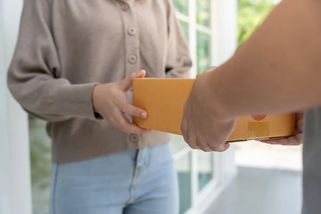 Šíří se nový balíčkový podvod: Stačí převzít zásilku bez ověření a podvodníci mají napůl vyhráno