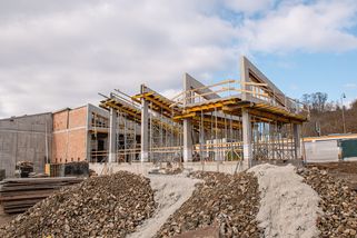 Hrubá stavba nové nádražní budovy v Mladé Boleslavi už stojí. Hotovo bude v létě