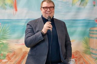 Ať si ten buran vytáhne ruce z kapes! Lidé tepou Juchelku