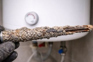 Bojler má v sobě tyč, která se rozpouští do vody. Každé 2 roky se musí měnit, jinak bojler začne rezivět