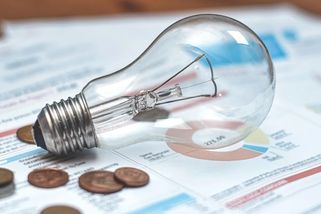 E.ON sníží ceny energií pro klienty se smlouvou na dobu neurčitou. Ostatní dodavatelé ho následují