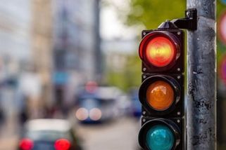 Co dělat, když se na semaforu zasekne červená? Řada Čechů zmatkuje, hrozí pokuta až 25 tisíc