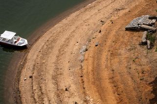 Orlík vysychá. Lodě na přehradě jsou odříznuté od cest - Novinky
