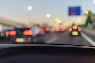 EU zavádí nové povinné světlo v autech. Od roku 2026 ho musí mít všechny nové modely