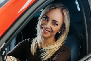 Sympatická zpěvačka Markéta Konvičková má nové auto. Jezdí vozem značky, která v Evropě chytá druhý dech - Garáž.cz
