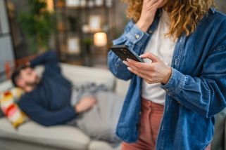 ŽENA-IN - Zjistila jsem, že mě manžel podvádí. Nevím, jak mu to mám říct, aby se neurazil, svěřuje se Erika