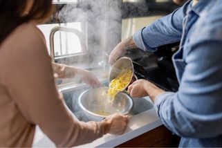 Sléváte horkou vodu do dřezu nebo záchodu? Odborník vysvětluje, kdy riskujete prasknutí a zbytečné opravy