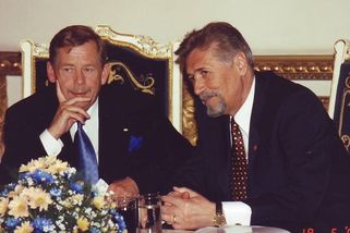 Šprťouchlata s komunisty aneb jak si Češi stříleli z režimu - Médium.cz