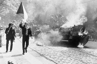 Srpen 1968: Bez tanků by nás čekala prosperita a máničky by nešly do cel - Médium.cz