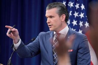 Makléř amerického ministra obrany chtěl před útokem na Írán investovat do zbrojařů - Novinky