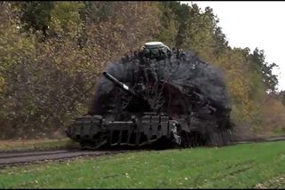 Rusové mění tanky k nepoznání. „Postapokalyptické ježky“ nezdolají ani desítky dronů