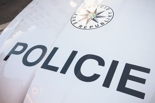 Na Berounsku narazil motorkář do stromu, na místě zemřel - Novinky