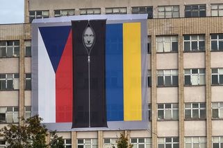 Politici kritizují vlajku s Putinem ve vaku na mrtvoly - Novinky