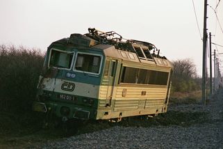 Zpackaný podvod u Vraňan málem skončil tragédií. Vlak se stovkami lidí smetl nastražené auto