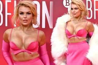 Jako by ji protáhli živým plotem a přišla o vršek šatů: Ex Beckhama to schytala za model s odhalenými ňadry - Super.cz