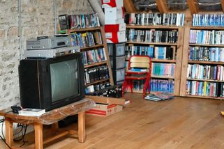 Starou televizi nevyhodili. Za pár korun ji změnili v něco, z čeho spadla brada i bytovým architektům