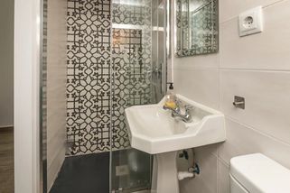 Chyběla mi doma vana. Manžel ale ve sprše udělal jednoduché, levné řešení a dnes už bych za nic neměnila