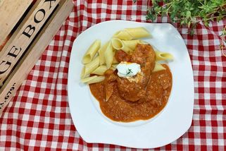 Pravý maďarský paprikáš překonává nudné kuře na paprice naprosto ve všem | Zdraví na talíři