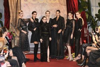 Takhle vtipně vypadá herečka na přehlídce mezi o 25 centimetrů vyššími modelkami