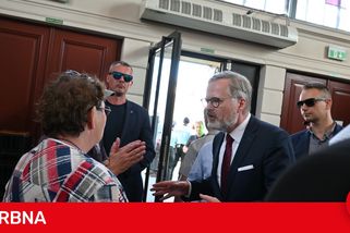 Vlastizrádce, hanba, skandovali odpůrci Petra Fialy. Debatu v Plzni zahalila pachuť nenávisti