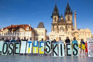 Lidé v Praze přišli vyjádřit podporu Ukrajině. Použili k tomu i deštníky - Seznam Zprávy