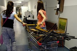 Češi chodí na policii se zbraněmi za miliony, najdou se i sběratelské skvosty - Novinky