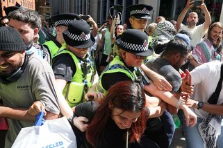 Britská policie zatkla při protestech na podporu Palestine Action 70 lidí - Novinky