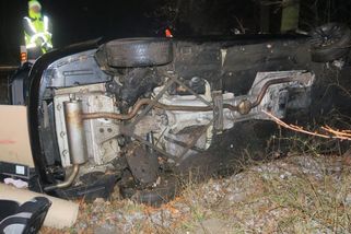 Na Hodonínsku havarovalo BMW. Jeden člen posádky vystoupil před nehodou a hledá ho policie - Novinky