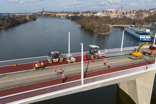 Obrazem: Dvorecký most už získal finální povrch. Ozdobila ho červenohnědá asfaltová směs