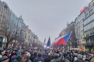 Komentář: Letná 21. 3. 2026. Budoucnost bráníte, ale kauzy Dozimetr a Bitcoin jste přešli mlčením? - Médium.cz