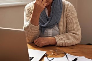 Než jí účet zablokovala banka, poslala seniorka z Prostějova podvodníkům skoro milion korun - Novinky