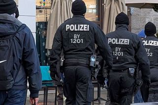 Mlátí a bodá lidi na potkání. Nebezpečného Eritrejce nelze z Německa deportovat - Novinky