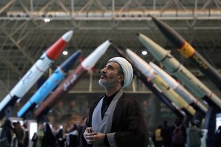 Na rtech modlitba a boj, v kapse miliardy. Gardy řídí Írán jako firmu - Seznam Zprávy