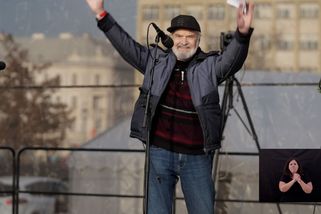 Hlavně to zdraví. Dav na Letné zazpíval Zdeňku Svěrákovi k devadesátinám - Novinky